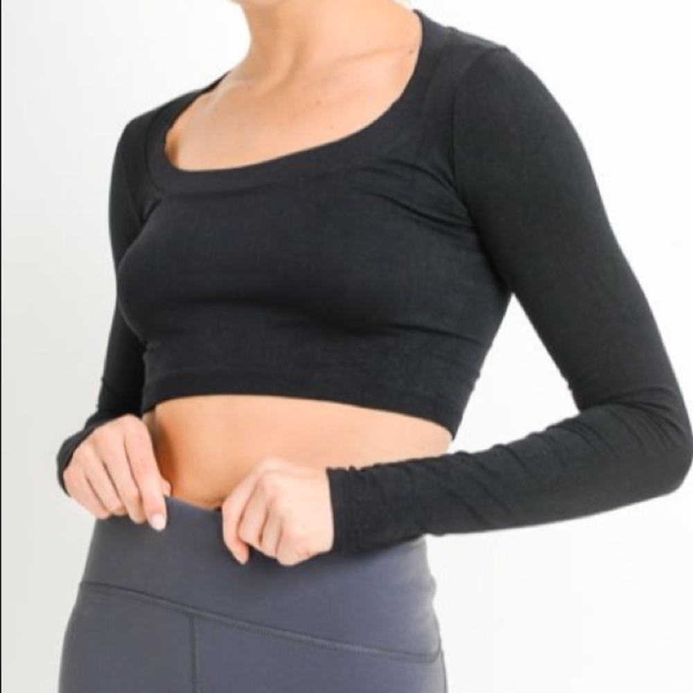 Black seamless crop top ✨